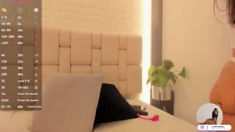 Snapshot of caro_martinezz chatting on 09-10-25, 11:32 online show from 09-10-25, 11:32