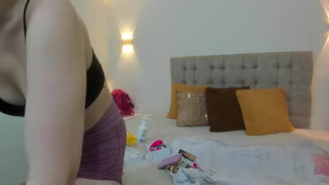 Snapshot of carolina_hernandez22 chatting on 09-23-25, 12:19 Carolina online show from 09-23-25, 12:19