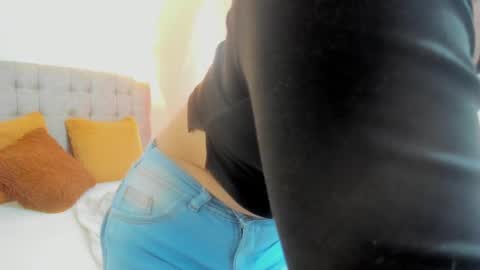 Snapshot of carolina_hernandez22 chatting on 10-27-25, 12:53 Carolina online show from 10-27-25, 12:53