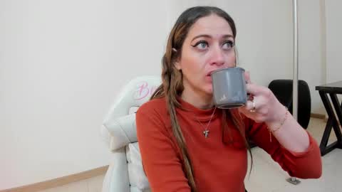 Snapshot of carolina_hernandez22 chatting on 11-10-25, 12:15 Carolina online show from 11-10-25, 12:15