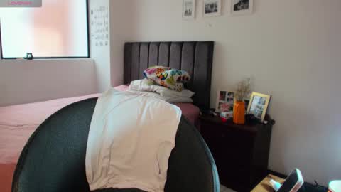 carolina_zaens online show from 10-15-25, 05:35