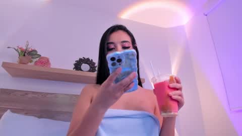 Snapshot of caroline_22z chatting on 01-25-25, 10:50 CARO  online show from 01-25-25, 10:50