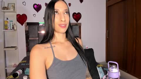 Snapshot of caroline_m8 chatting on 02-19-25, 02:33 CAROLINE online show from 02-19-25, 02:33