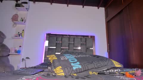 Snapshot of caroline_m8 chatting on 09-19-25, 11:33 CAROLINE online show from 09-19-25, 11:33