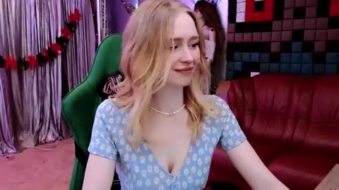 Snapshot of carolinedjoi chatting on 11-11-25, 12:38 Caroline online show from 11-11-25, 12:38