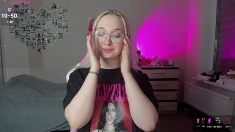 Cassie Rosss online show from 12-20-24, 01:25