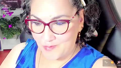 Snapshot of cataleya_mom_ chatting on 10-31-25, 10:05 cataleya online show from 10-31-25, 10:05