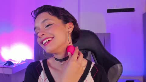 Snapshot of catarsiss_moon chatting on 02-07-25, 08:20 Cat online show from 02-07-25, 08:20