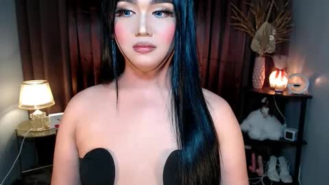 Snapshot of catherine_louise chatting on 09-19-25, 04:18 cath online show from 09-19-25, 04:18