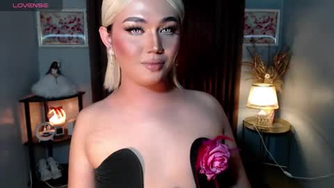 Snapshot of catherine_louise chatting on 10-17-25, 02:04 cath online show from 10-17-25, 02:04