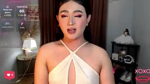 Snapshot of catherine_louise chatting on 10-21-25, 05:52 cath online show from 10-21-25, 05:52