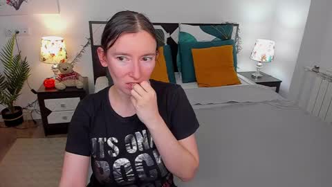 Snapshot of catherinewalls chatting on 12-06-24, 02:24 Catrin online show from 12-06-24, 02:24