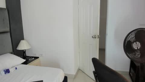 Snapshot of catleyasmith chatting on 12-14-25, 12:32 Catleya online show from 12-14-25, 12:32