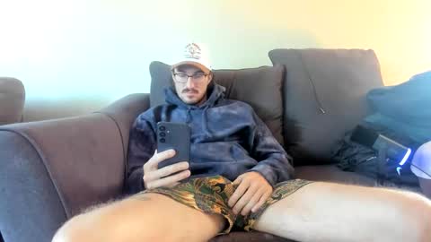 Snapshot of chadpowerz chatting on 11-08-25, 06:18 Lydong online show from 11-08-25, 06:18