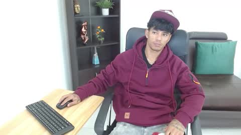 Snapshot of charlie_oconnor chatting on 01-28-25, 02:53 Charlie oconnor online show from 01-28-25, 02:53