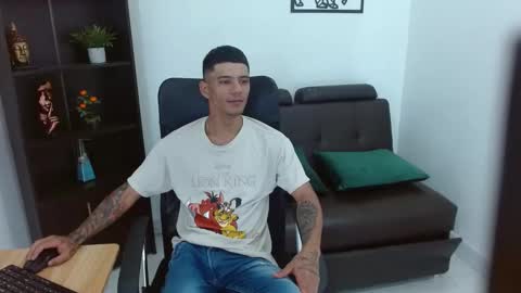 Snapshot of charlie_oconnor chatting on 02-19-25, 02:44 Charlie oconnor online show from 02-19-25, 02:44