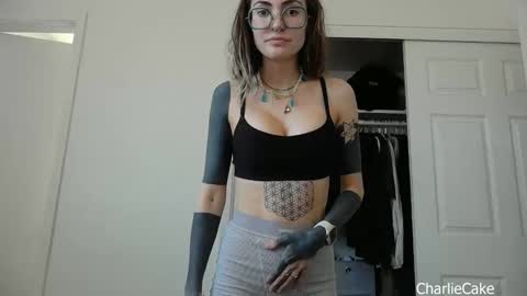 Charlie Cake online show from 12-17-25, 08:15