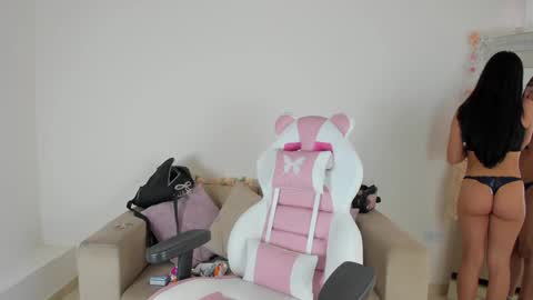 Snapshot of charlote_cowell_sub_ chatting on 01-07-25, 09:25 online show from 01-07-25, 09:25