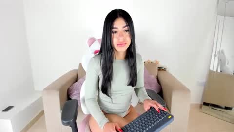 Snapshot of charlote_cowell_sub_ chatting on 02-13-25, 09:27 online show from 02-13-25, 09:27