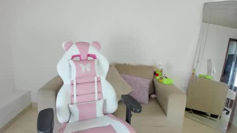 Snapshot of charlote_cowell_sub_ chatting on 02-23-25, 09:37 online show from 02-23-25, 09:37