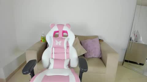 Snapshot of charlote_cowell_sub_ chatting on 02-28-25, 05:15 online show from 02-28-25, 05:15