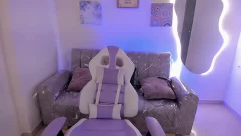 Snapshot of charlote_cowell_sub_ chatting on 09-16-25, 03:57 online show from 09-16-25, 03:57