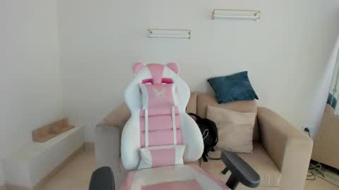 Snapshot of charlote_cowell_sub_ chatting on 09-19-25, 08:09 online show from 09-19-25, 08:09