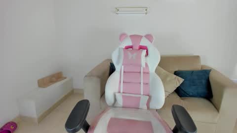 Snapshot of charlote_cowell_sub_ chatting on 09-23-25, 04:43 online show from 09-23-25, 04:43