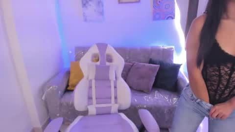 Snapshot of charlote_cowell_sub_ chatting on 10-01-25, 04:02 online show from 10-01-25, 04:02