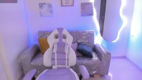 Snapshot of charlote_cowell_sub_ chatting on 10-15-25, 07:03 online show from 10-15-25, 07:03