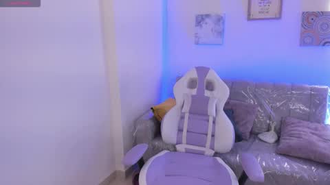 Snapshot of charlote_cowell_sub_ chatting on 10-21-25, 05:46 online show from 10-21-25, 05:46