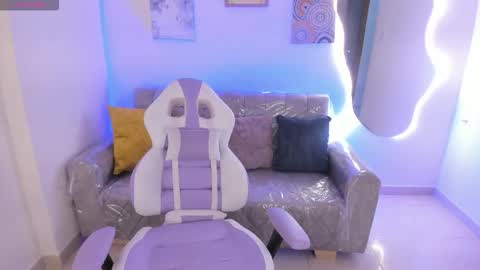 Snapshot of charlote_cowell_sub_ chatting on 11-10-25, 05:12 online show from 11-10-25, 05:12