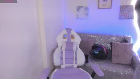 Snapshot of charlote_cowell_sub_ chatting on 11-14-25, 09:24 online show from 11-14-25, 09:24