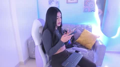 Snapshot of charlote_cowell_sub_ chatting on 01-06-26, 06:22 online show from 01-06-26, 06:22