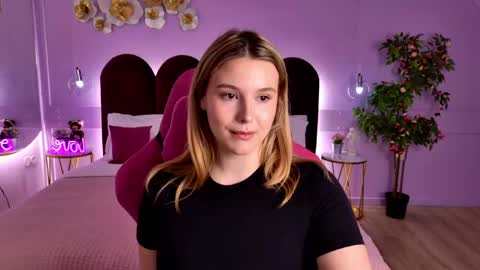 Snapshot of charlotteatwood chatting on 05-05-26, 04:15 charlotteatwood online show from 05-05-26, 04:15