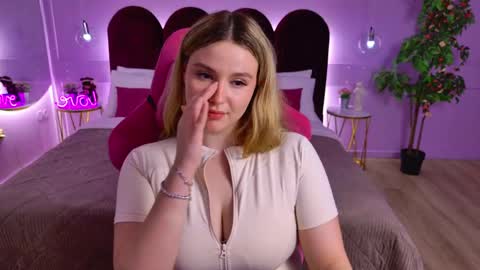 Snapshot of charlotteatwood chatting on 05-22-26, 04:12 charlotteatwood online show from 05-22-26, 04:12