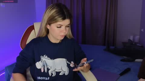Snapshot of charming__kitty chatting on 12-17-24, 06:53 Kira online show from 12-17-24, 06:53