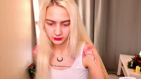 Snapshot of charmingchickk chatting on 12-16-25, 06:07 Eva online show from 12-16-25, 06:07