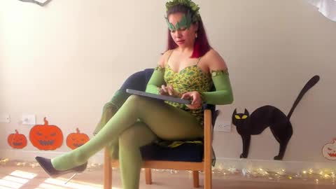 Snapshot of cheek_chic12 chatting on 10-27-25, 06:45 Regina Phalange online show from 10-27-25, 06:45