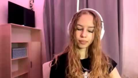 Snapshot of cherryrush951544 chatting on 10-15-25, 05:18 Evie online show from 10-15-25, 05:18