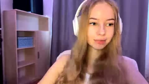 Snapshot of cherryrush951544 chatting on 10-20-25, 09:43 Evie online show from 10-20-25, 09:43
