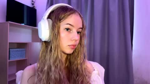Snapshot of cherryrush951544 chatting on 10-21-25, 10:16 Evie online show from 10-21-25, 10:16