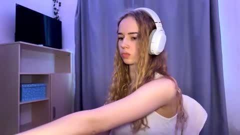 Evie online show from 10-22-25, 09:42