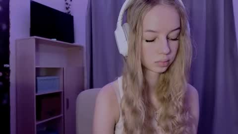 Evie online show from 10-28-25, 04:05