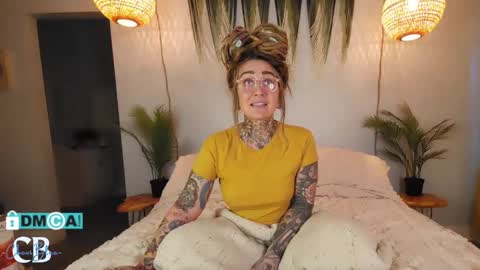 Snapshot of cheviblue chatting on 01-22-25, 04:02 Chevi Blue online show from 01-22-25, 04:02