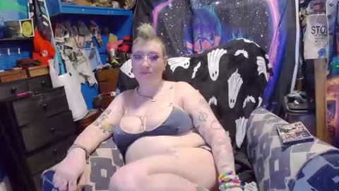 CurvySiren online show from 12-15-25, 06:17