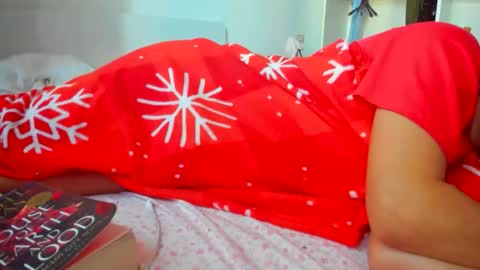 Snapshot of chillwithcamii chatting on 09-18-25, 05:09 yoursensualparadise online show from 09-18-25, 05:09