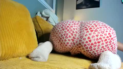 Snapshot of chillwithcamii chatting on 10-17-25, 01:20 yoursensualparadise online show from 10-17-25, 01:20