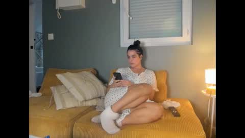 Snapshot of chillwithcamii chatting on 10-17-25, 05:15 yoursensualparadise online show from 10-17-25, 05:15