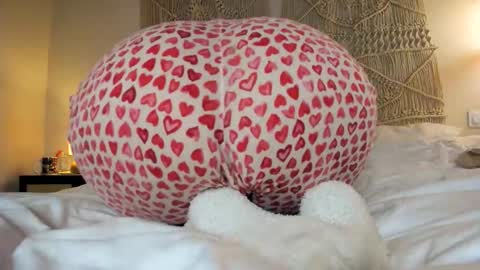 Snapshot of chillwithcamii chatting on 10-22-25, 01:17 yoursensualparadise online show from 10-22-25, 01:17